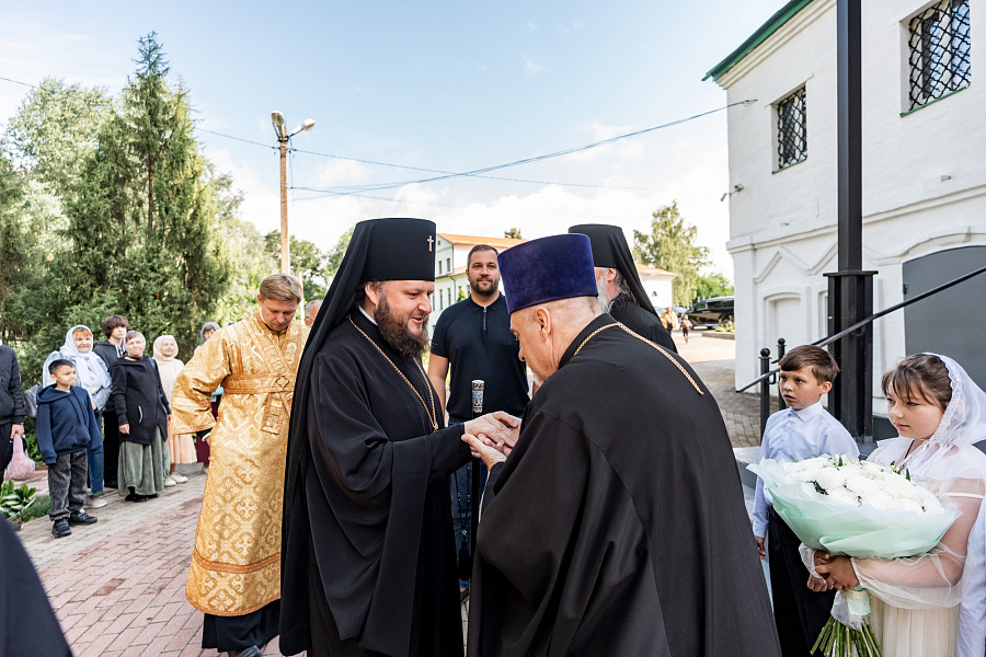 Архиерейское богослужение в Иоанно-Предтеченском храме города Чехова в праздник Рождества Пророка, Предтечи и Крестителя Господня Иоанна